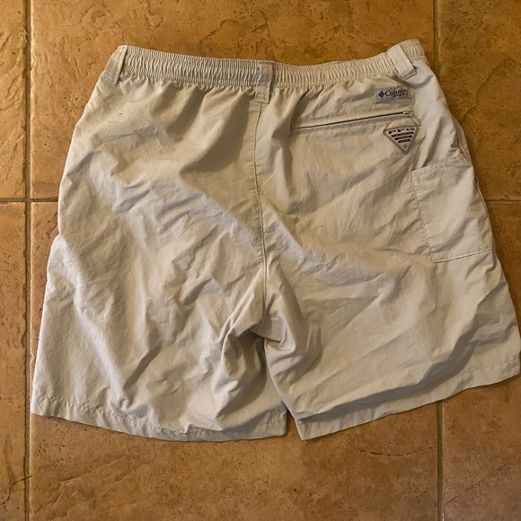 Men’s Columbia shorts - 8 inch  - Medium - Picture 2 of 5